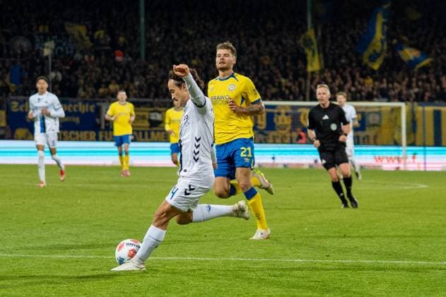 Deutschland: Fussball 2. Liga, 8. Spieltag 2025 2026, Eintracht Braunschweig vs SC Paderborn 07 am 03.10. in Braunschweig (Eintracht-Stadion): Schuss Mika Baur (SC Paderborn 07 14)