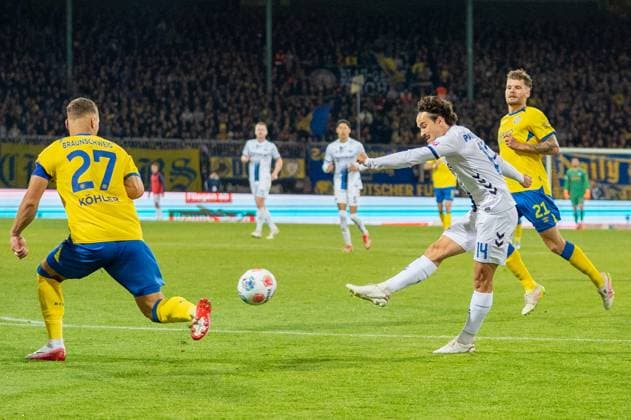 Deutschland: Fussball 2. Liga, 8. Spieltag 2025 2026, Eintracht Braunschweig vs SC Paderborn 07 am 03.10. in Braunschweig (Eintracht-Stadion): Schuss Mika Baur (SC Paderborn 07 14)