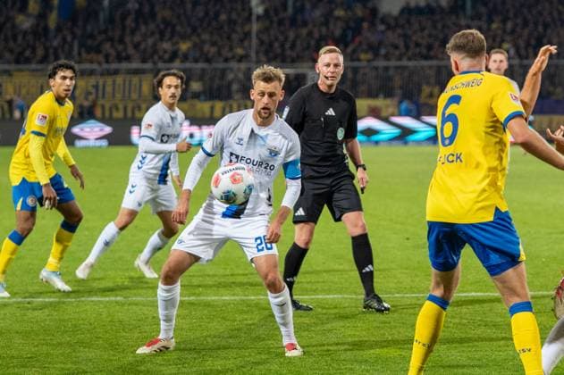Deutschland: Fussball 2. Liga, 8. Spieltag 2025 2026, Eintracht Braunschweig vs SC Paderborn 07 am 03.10. in Braunschweig (Eintracht-Stadion): Sebastian Klaas (SC Paderborn 07 26)