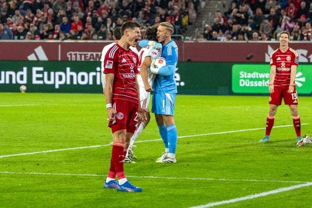 03.10.2025, Fussball: 2. Bundesliga, Saison 2025 2026, 08. Spieltag, Fortuna Duesseldorf - 1. FC Nuernberg in der Merkur-Spiel Arena in Duesseldorf. Waerhrend Jan Reichert (1. FC Nuernberg, 01) feiert ist Danny Schmidt (Fortuna Duesseldorf, 22) enttaeuscht und schreit seinen Frust heraus. Dahinter haette Cedric Itten (Fortuna Duesseldorf, 13) gerne den Ball bekommen. Wichtiger Hinweis: Gemaess den Vorgaben der DFL Deutsche Fussball Liga bzw. des DFB Deutscher Fussball-Bund ist es untersagt, in dem Stadion und oder vom Spiel angefertigte Fotoaufnahmen in Form von Sequenzbildern und oder videoaehnlichen Fotostrecken zu verwerten bzw. verwerten zu lassen. Foto: Kirchner-Media Thomas Haesler