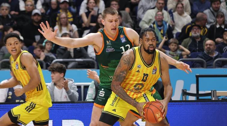 Marten Linßen, J Wan Roberts Zweikampf Spielszene Aktion Basketball BBL Bundesliga Herren Saison 2025 2026 03.10.2025 ALBA Berlin vs Gladiators Trier