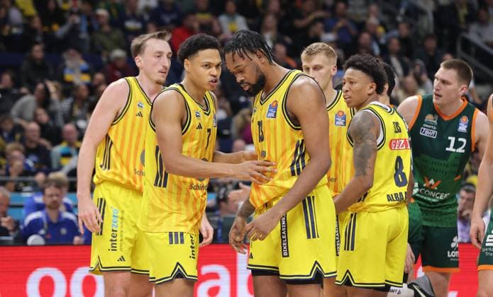 Jack Kayil redet mit J Wan Roberts Aktion Oberkörper Basketball BBL Bundesliga Herren Saison 2025 2026 03.10.2025 ALBA Berlin vs Gladiators Trier