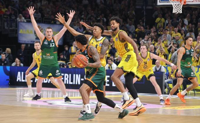Marten Linßen, Eli Brooks am Ball, Rejean Boogie Ellis, Norris Agbakoko Zweikampf Spielszene Aktion Basketball BBL Bundesliga Herren Saison 2025 2026 03.10.2025 ALBA Berlin vs Gladiators Trier