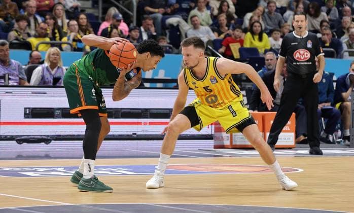 Eli Brooks am Ball, Martin Hermannsson Zweikampf Spielszene Aktion Basketball BBL Bundesliga Herren Saison 2025 2026 03.10.2025 ALBA Berlin vs Gladiators Trier