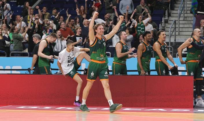 Marco Hollersbacher, Trierer Mannschaft jubelt nach Spielende Freude Emotion Jubel Basketball BBL Bundesliga Herren Saison 2025 2026 03.10.2025 ALBA Berlin vs Gladiators Trier