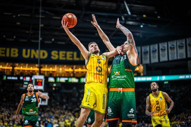 Basketball Berlin 03.10.2025 Saison 2025 2026 EasyCredit BBL 1. Bundesliga Hauptrunde Alba Berlin - VET-CONCEPT Gladiators Trier Martin Hermannsson (Alba Berlin, No.15) Maik Zirbes (Trier, No.33)