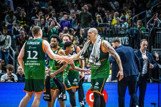 Basketball Berlin 03.10.2025 Saison 2025 2026 EasyCredit BBL 1. Bundesliga Hauptrunde Alba Berlin - VET-CONCEPT Gladiators Trier jubel trier Maik Zirbes (Trier, No.33) Martin Linßen (Trier, No.12) Linssen