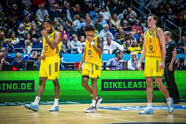 Basketball Berlin 03.10.2025 Saison 2025 2026 EasyCredit BBL 1. Bundesliga Hauptrunde Alba Berlin - VET-CONCEPT Gladiators Trier niedergeschlagene Albaspieler