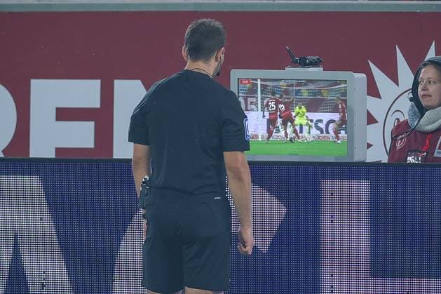 03.10.2025, Fußball, Fortuna Düsseldorf - 1.FC Nürnberg, 2. Fußball Bundesliga, Merkur Spiel-Arena, Saison 2025 2026: Schiedsrichter Wolfgang Haslberger überprüft Videoassist VAR DFB regulations prohibit any use of photographs as image sequences and or quasi-video. Nordrhein-Westfalen Deutschland