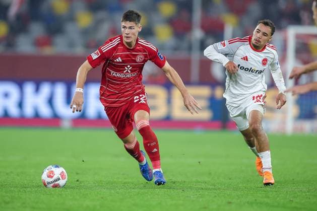03.10.2025, Fußball, Fortuna Düsseldorf - 1.FC Nürnberg, 2. Fußball Bundesliga, Merkur Spiel-Arena, Saison 2025 2026: Danny Schmidt (Fortuna Düsseldorf 22) im Zweikampf gegen Rafael Lubach (1FC Nuernberg 18) DFB regulations prohibit any use of photographs as image sequences and or quasi-video. Nordrhein-Westfalen Deutschland