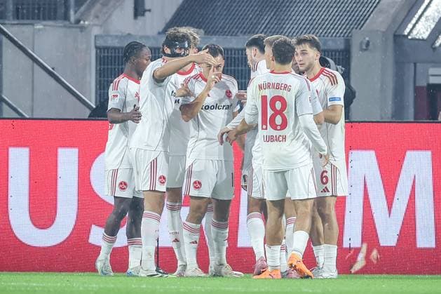 03.10.2025, Fußball, Fortuna Düsseldorf - 1.FC Nürnberg, 2. Fußball Bundesliga, Merkur Spiel-Arena, Saison 2025 2026: Torjubel nach dem Tor zum 2:1 durch Torschütze Julian Justvan (1FC Nuernberg 10) nach Elfmeter DFB regulations prohibit any use of photographs as image sequences and or quasi-video. Nordrhein-Westfalen Deutschland