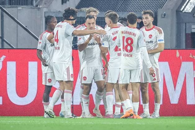 03.10.2025, Fußball, Fortuna Düsseldorf - 1.FC Nürnberg, 2. Fußball Bundesliga, Merkur Spiel-Arena, Saison 2025 2026: Torjubel nach dem Tor zum 2:1 durch Torschütze Julian Justvan (1FC Nuernberg 10) nach Elfmeter DFB regulations prohibit any use of photographs as image sequences and or quasi-video. Nordrhein-Westfalen Deutschland