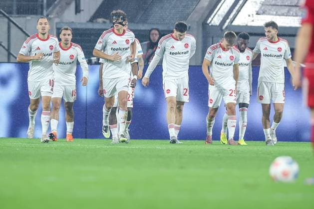 03.10.2025, Fußball, Fortuna Düsseldorf - 1.FC Nürnberg, 2. Fußball Bundesliga, Merkur Spiel-Arena, Saison 2025 2026: Torjubel nach dem Tor zum 2:1 durch Torschütze Julian Justvan (1FC Nuernberg 10) nach Elfmeter DFB regulations prohibit any use of photographs as image sequences and or quasi-video. Nordrhein-Westfalen Deutschland