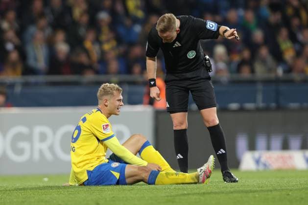 03.10.2025, xtgx, Fussball 2. Bundesliga, Eintracht Braunschweig -SC Paderborn 07 v.l. Louis Breunig (Braunschweig, 16) verletzt, Verletzung, injury, injured (DFL DFB REGULATIONS PROHIBIT ANY USE OF PHOTOGRAPHS as IMAGE SEQUENCES and or QUASI-VIDEO) Braunschweig