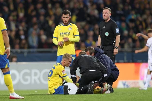 03.10.2025, xtgx, Fussball 2. Bundesliga, Eintracht Braunschweig -SC Paderborn 07 v.l. Louis Breunig (Braunschweig, 16) verletzt, Verletzung, injury, injured (DFL DFB REGULATIONS PROHIBIT ANY USE OF PHOTOGRAPHS as IMAGE SEQUENCES and or QUASI-VIDEO) Braunschweig