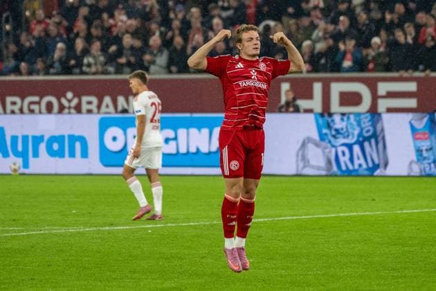 03.10.2025, Fussball: 2. Bundesliga, Saison 2025 2026, 08. Spieltag, Fortuna Duesseldorf - 1. FC Nuernberg in der Merkur-Spiel Arena in Duesseldorf. Christian Rasmussen (Fortuna Duesseldorf, 10) hat das Tor zum 2:2 erzielt und feuert die Fans an. Wichtiger Hinweis: Gemaess den Vorgaben der DFL Deutsche Fussball Liga bzw. des DFB Deutscher Fussball-Bund ist es untersagt, in dem Stadion und oder vom Spiel angefertigte Fotoaufnahmen in Form von Sequenzbildern und oder videoaehnlichen Fotostrecken zu verwerten bzw. verwerten zu lassen. Foto: Kirchner-Media Thomas Haesler