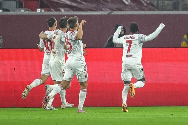 03.10.2025, Fussball: 2. Bundesliga, Saison 2025 2026, 08. Spieltag, Fortuna Duesseldorf - 1. FC Nuernberg in der Merkur-Spiel Arena in Duesseldorf. Die Nuernberger Spieler bejubeln das Tor zum 2:1 vor ihren Fans. Wichtiger Hinweis: Gemaess den Vorgaben der DFL Deutsche Fussball Liga bzw. des DFB Deutscher Fussball-Bund ist es untersagt, in dem Stadion und oder vom Spiel angefertigte Fotoaufnahmen in Form von Sequenzbildern und oder videoaehnlichen Fotostrecken zu verwerten bzw. verwerten zu lassen. Foto: Kirchner-Media Thomas Haesler