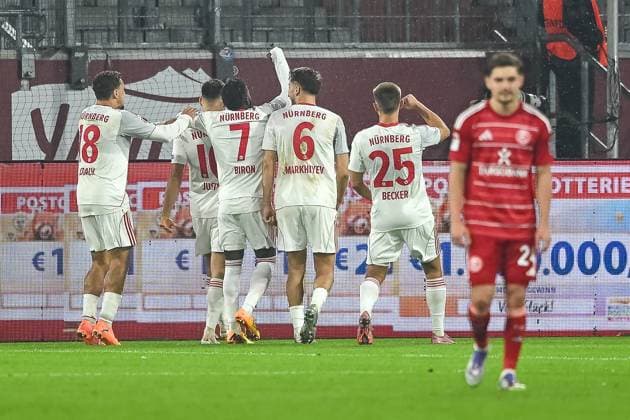 03.10.2025, Fussball: 2. Bundesliga, Saison 2025 2026, 08. Spieltag, Fortuna Duesseldorf - 1. FC Nuernberg in der Merkur-Spiel Arena in Duesseldorf. Die Nuernberger Spieler bejubeln das Tor zum 2:1. Wichtiger Hinweis: Gemaess den Vorgaben der DFL Deutsche Fussball Liga bzw. des DFB Deutscher Fussball-Bund ist es untersagt, in dem Stadion und oder vom Spiel angefertigte Fotoaufnahmen in Form von Sequenzbildern und oder videoaehnlichen Fotostrecken zu verwerten bzw. verwerten zu lassen. Foto: Kirchner-Media Thomas Haesler
