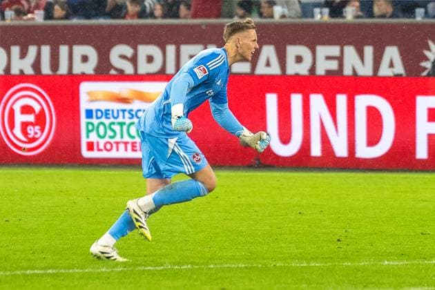 03.10.2025, Fussball: 2. Bundesliga, Saison 2025 2026, 08. Spieltag, Fortuna Duesseldorf - 1. FC Nuernberg in der Merkur-Spiel Arena in Duesseldorf. Jan Reichert (1. FC Nuernberg, 01) bejubelt das Tor zum 3:2 und laeuft in Richtung der Auswechselspieler. Wichtiger Hinweis: Gemaess den Vorgaben der DFL Deutsche Fussball Liga bzw. des DFB Deutscher Fussball-Bund ist es untersagt, in dem Stadion und oder vom Spiel angefertigte Fotoaufnahmen in Form von Sequenzbildern und oder videoaehnlichen Fotostrecken zu verwerten bzw. verwerten zu lassen. Foto: Kirchner-Media Thomas Haesler