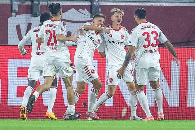 03.10.2025, Fußball, Fortuna Düsseldorf - 1.FC Nürnberg, 2. Fußball Bundesliga, Merkur Spiel-Arena, Saison 2025 2026: Torjubel nach dem Tor zum 3:2 durch Torschütze Tim Drexler (1FC Nuernberg 15) DFB regulations prohibit any use of photographs as image sequences and or quasi-video. Nordrhein-Westfalen Deutschland