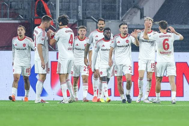 03.10.2025, Fußball, Fortuna Düsseldorf - 1.FC Nürnberg, 2. Fußball Bundesliga, Merkur Spiel-Arena, Saison 2025 2026: Torjubel nach dem Tor zum 3:2 durch Torschütze Tim Drexler (1FC Nuernberg 15) DFB regulations prohibit any use of photographs as image sequences and or quasi-video. Nordrhein-Westfalen Deutschland