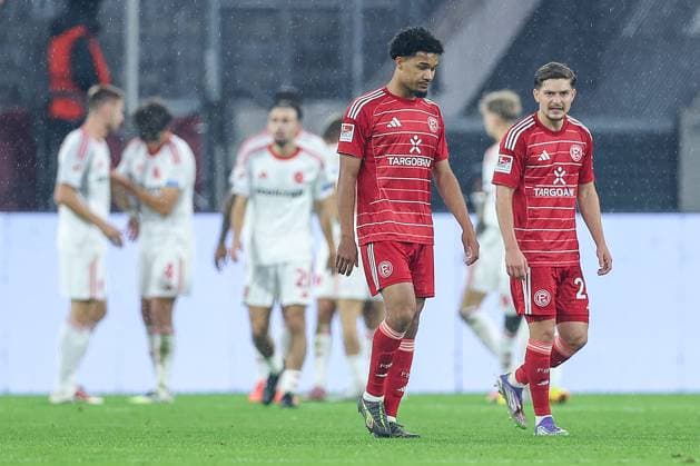 03.10.2025, Fußball, Fortuna Düsseldorf - 1.FC Nürnberg, 2. Fußball Bundesliga, Merkur Spiel-Arena, Saison 2025 2026: Enttäuschung nach dem 3:2 durch Tim Drexler (1FC Nuernberg 15) bei Emmanuel Iyoha (Fortuna Düsseldorf 19) DFB regulations prohibit any use of photographs as image sequences and or quasi-video. Nordrhein-Westfalen Deutschland