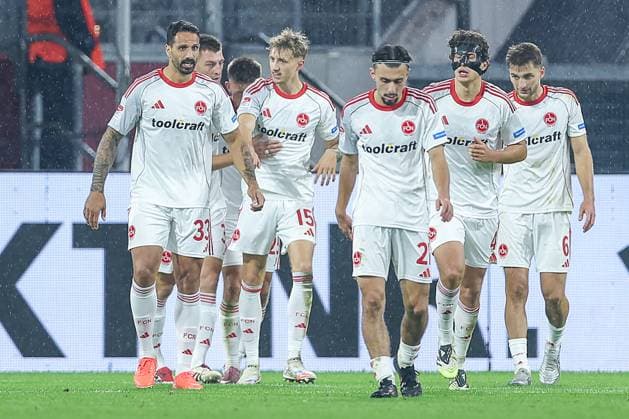 03.10.2025, Fußball, Fortuna Düsseldorf - 1.FC Nürnberg, 2. Fußball Bundesliga, Merkur Spiel-Arena, Saison 2025 2026: Torjubel nach dem Tor zum 3:2 durch Torschütze Tim Drexler (1FC Nuernberg 15) DFB regulations prohibit any use of photographs as image sequences and or quasi-video. Nordrhein-Westfalen Deutschland