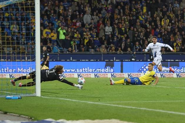 03.10.2025, xtgx, Fussball - 2.Bundesliga Eintracht Braunschweig - SC Paderborn 07 emspor, v.l. Tor zum 1:2 durch Stefano Marino (Paderborn, 30) (DFL DFB REGULATIONS PROHIBIT ANY USE OF PHOTOGRAPHS as IMAGE SEQUENCES and or QUASI-VIDEO) Braunschweig