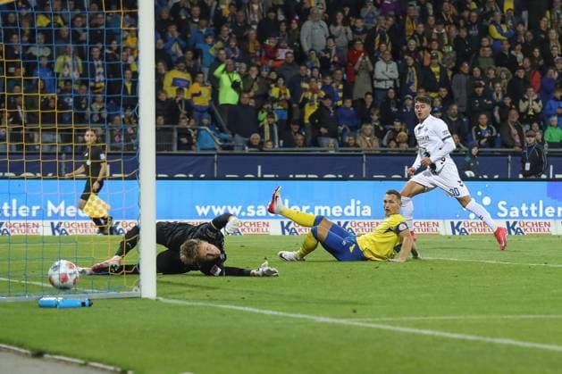 03.10.2025, xtgx, Fussball - 2.Bundesliga Eintracht Braunschweig - SC Paderborn 07 emspor, v.l. Tor zum 1:2 durch Stefano Marino (Paderborn, 30) (DFL DFB REGULATIONS PROHIBIT ANY USE OF PHOTOGRAPHS as IMAGE SEQUENCES and or QUASI-VIDEO) Braunschweig