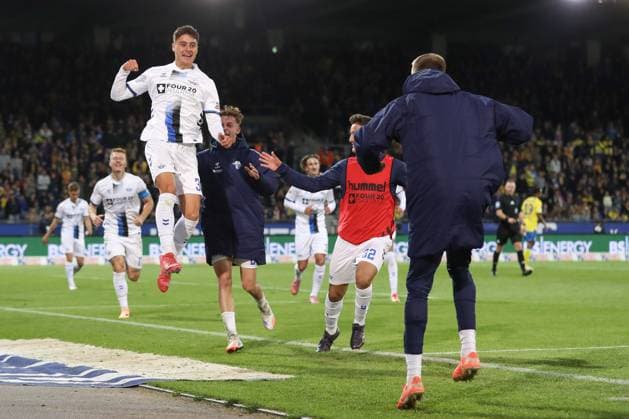 03.10.2025, xtgx, Fussball - 2.Bundesliga Eintracht Braunschweig - SC Paderborn 07 emspor, v.l. Jubel nach dem 1:2 durch Stefano Marino (Paderborn, 30) (DFL DFB REGULATIONS PROHIBIT ANY USE OF PHOTOGRAPHS as IMAGE SEQUENCES and or QUASI-VIDEO) Braunschweig