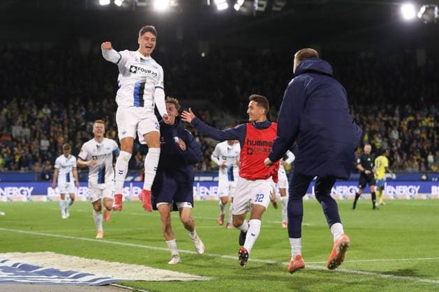 03.10.2025, xtgx, Fussball - 2.Bundesliga Eintracht Braunschweig - SC Paderborn 07 emspor, v.l. Jubel nach dem 1:2 durch Stefano Marino (Paderborn, 30) (DFL DFB REGULATIONS PROHIBIT ANY USE OF PHOTOGRAPHS as IMAGE SEQUENCES and or QUASI-VIDEO) Braunschweig