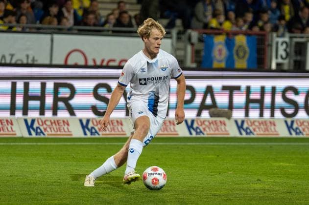 Deutschland: Fussball 2. Liga, 8. Spieltag 2025 2026, Eintracht Braunschweig vs SC Paderborn 07 am 03.10. in Braunschweig (Eintracht-Stadion): Mattes Hansen (SC Paderborn 07 22)