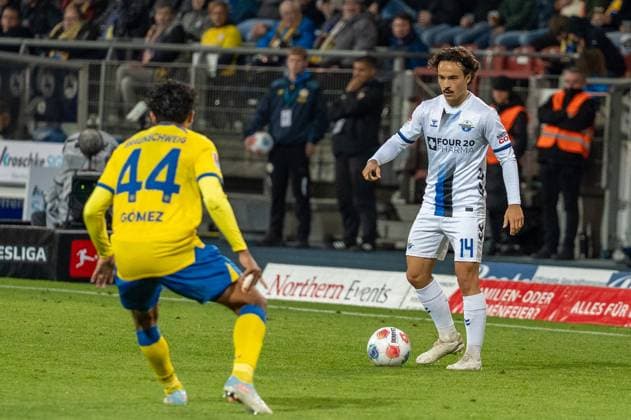 Deutschland: Fussball 2. Liga, 8. Spieltag 2025 2026, Eintracht Braunschweig vs SC Paderborn 07 am 03.10. in Braunschweig (Eintracht-Stadion): Mika Baur (SC Paderborn 07 14) im Zweikampf mit Johan Gomez (Eintracht Braunschweig 44)