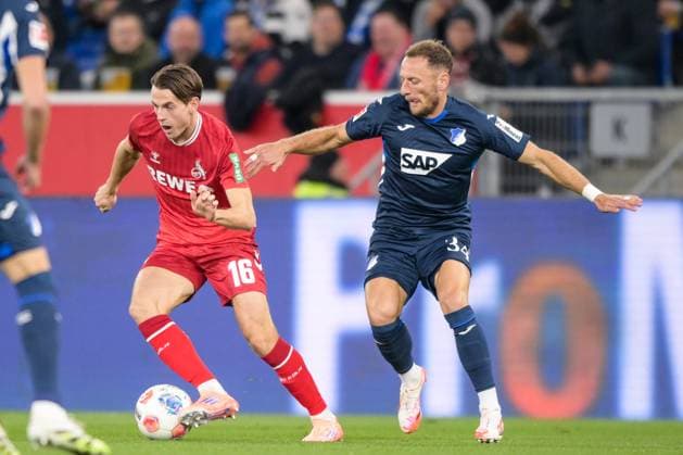 Fußball, 1. Bundesliga, 20251003, TSG 1899 Hoffenheim - 1. FC Köln. Im Bild v.l. Jakub KAMINSKI (Köln, 16), Vladimir COUFAL (Hoffenheim, 34). Sinsheim PreZero Arena Baden Württemberg Deutschland Copyright: Passion2Press MarkusxFischerx