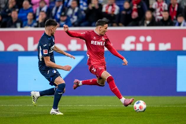 v.li.: Albian Hajdari (Hoffenheim, 21), Said El Mala (Köln, 13), Zweikampf, Spielszene, Duell, duel, tackle, tackling, Dynamik, Action, Aktion, 03.10.2025, Sinsheim (Deutschland), Fussball, Bundesliga, TSG 1899 Hoffenheim - 1. FC Köln, DFB DFL REGULATIONS PROHIBIT ANY USE OF PHOTOGRAPHS AS IMAGE SEQUENCES AND OR QUASI-VIDEO.