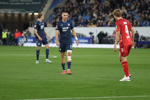 03.10.2025, xrekx, Fussball 1.Bundesliga, TSG 1899 Hoffenheim - 1.FC Köln v.l. Tim Lemperle (TSG 1899 Hoffenheim) (DFL DFB REGULATIONS PROHIBIT ANY USE OF PHOTOGRAPHS as IMAGE SEQUENCES and or QUASI-VIDEO) Sinsheim