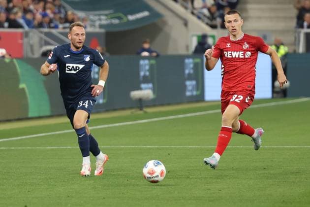 03.10.2025, xrekx, Fussball 1.Bundesliga, TSG 1899 Hoffenheim - 1.FC Köln v.l. Stanley Nsoki (TSG 1899 Hoffenheim) Kristoffer Lund (1.FC Koeln) (DFL DFB REGULATIONS PROHIBIT ANY USE OF PHOTOGRAPHS as IMAGE SEQUENCES and or QUASI-VIDEO) Sinsheim