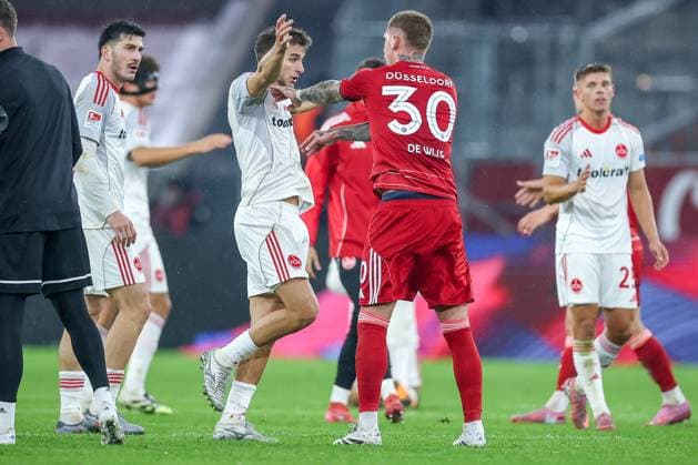 03.10.2025, Fußball, Fortuna Düsseldorf - 1.FC Nürnberg, 2. Fußball Bundesliga, Merkur Spiel-Arena, Saison 2025 2026: Handgemenge nach Spielende zwischen Florian Flick (1FC Nuernberg 06) und Jordy de Wijs (Fortuna Düsseldorf 30) Schubserei schubst Tummult DFB regulations prohibit any use of photographs as image sequences and or quasi-video. Nordrhein-Westfalen Deutschland