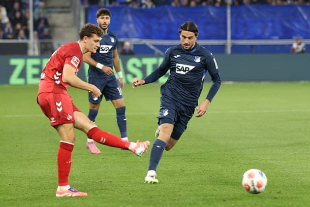 03.10.2025, xrekx, Fussball 1.Bundesliga, TSG 1899 Hoffenheim - 1.FC Köln v.l. Eric Martel (1.FC Koeln) Leon Avdullahu (TSG 1899 Hoffenheim) (DFL DFB REGULATIONS PROHIBIT ANY USE OF PHOTOGRAPHS as IMAGE SEQUENCES and or QUASI-VIDEO) Sinsheim