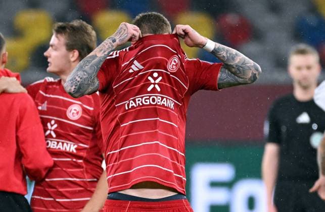 Fussball, 2. Bundesliga, Deutschland, Herren, Saison 2025 2026, 8. Spieltag, Merkur-Spiel-Arena Düsseldorf, Fortuna Düsseldorf - FC Nürnberg 2:3; Jordy de Wijs (F95) enttäuscht nach Spielende. Enttäuschung, Frust, Aktion.