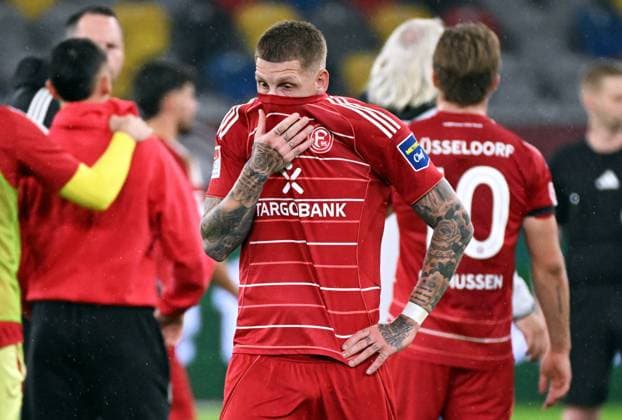 Fussball, 2. Bundesliga, Deutschland, Herren, Saison 2025 2026, 8. Spieltag, Merkur-Spiel-Arena Düsseldorf, Fortuna Düsseldorf - FC Nürnberg 2:3; Jordy de Wijs (F95) enttäuscht nach Spielende. Enttäuschung, Frust, Aktion.