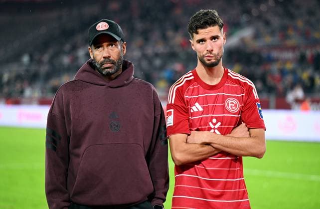 Sport Bilder des Tages Fussball, 2. Bundesliga, Deutschland, Herren, Saison 2025 2026, 8. Spieltag, Merkur-Spiel-Arena Düsseldorf, Fortuna Düsseldorf - FC Nürnberg 2:3; Cheftrainer Daniel Thioune (F95) und Anouar El Azzouzi (F95) enttäuscht nach Spielende. Enttäuschung, Frust, Aktion. *** Football, 2 Bundesliga, Germany, Men, Season 2025 2026, Matchday 8, Merkur Spiel Arena Düsseldorf, Fortuna Düsseldorf FC Nürnberg 2 3 Head coach Daniel Thioune F95 and Anouar El Azzouzi F95 disappointed after the end of the match Disappointment, frustration, action