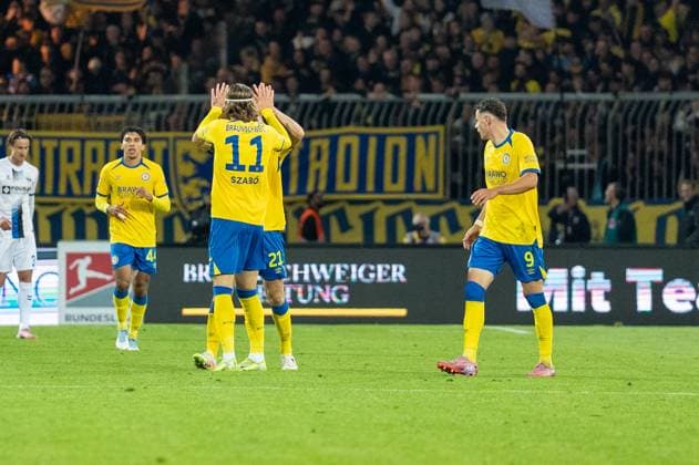Deutschland: Fussball 2. Liga, 8. Spieltag 2025 2026, Eintracht Braunschweig vs SC Paderborn 07 am 03.10. in Braunschweig (Eintracht-Stadion): Torjubel zum 1:1 durch Levente Szabo (Eintracht Braunschweig 11)