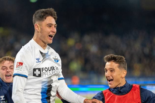Deutschland: Fussball 2. Liga, 8. Spieltag 2025 2026, Eintracht Braunschweig vs SC Paderborn 07 am 03.10. in Braunschweig (Eintracht-Stadion): Torjubel zum 1:2 durch Stefano Marino (SC Paderborn 07 30)