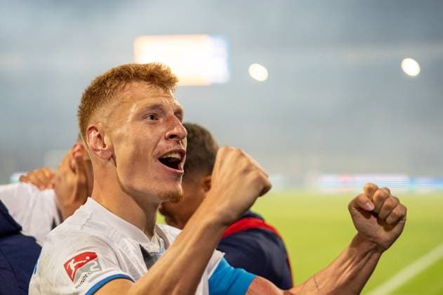 Deutschland: Fussball 2. Liga, 8. Spieltag 2025 2026, Eintracht Braunschweig vs SC Paderborn 07 am 03.10. in Braunschweig (Eintracht-Stadion): Torjubel zum 1:2 Laurin Curda (SC Paderborn 07 17)