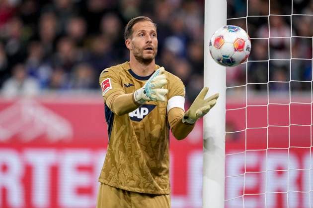 Oliver Baumann (Torwart, Hoffenheim, 1), am Ball, Einzelbild, Einzelfoto, Aktion, Action, 03.10.2025, Sinsheim (Deutschland), Fussball, Bundesliga, TSG 1899 Hoffenheim - 1. FC Köln, DFB DFL REGULATIONS PROHIBIT ANY USE OF PHOTOGRAPHS AS IMAGE SEQUENCES AND OR QUASI-VIDEO.