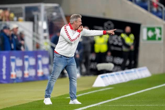 Lukas Kwasniok (Trainer, Cheftrainer, 1. FC Köln), gibt Anweisungen, gestikuliert, mit den Armen gestikulieren, Freisteller, Ganzkörper, Einzelbild, Einzelfoto, Aktion, Action, 03.10.2025, Sinsheim (Deutschland), Fussball, Bundesliga, TSG 1899 Hoffenheim - 1. FC Köln, DFB DFL REGULATIONS PROHIBIT ANY USE OF PHOTOGRAPHS AS IMAGE SEQUENCES AND OR QUASI-VIDEO.