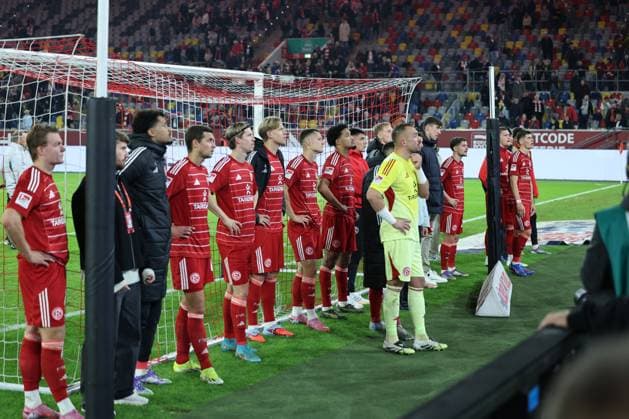 GER, 2. FBL. Fortuna Duesseldorf vs. 1. FC Nuernberg 03.10.2025, Merkur Spiel-Arena, Duesseldorf, GER, 2. FBL. Fortuna Duesseldorf vs. 1. FC Nuernberg, im Bild: nach dem Spiel müssen die Düsseldorfer hinter dem Tor stehend sich die mahnenden Worte des Fansprechers anhören vorne Florian Kastenmeier (Fortuna Duesseldorf 33),
