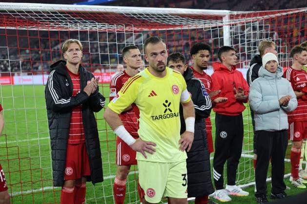 GER, 2. FBL. Fortuna Duesseldorf vs. 1. FC Nuernberg 03.10.2025, Merkur Spiel-Arena, Duesseldorf, GER, 2. FBL. Fortuna Duesseldorf vs. 1. FC Nuernberg, im Bild: nach dem Spiel müssen die Düsseldorfer hinter dem Tor stehend sich die mahnenden Worte des Fansprechers anhören Florian Kastenmeier (Fortuna Duesseldorf 33),