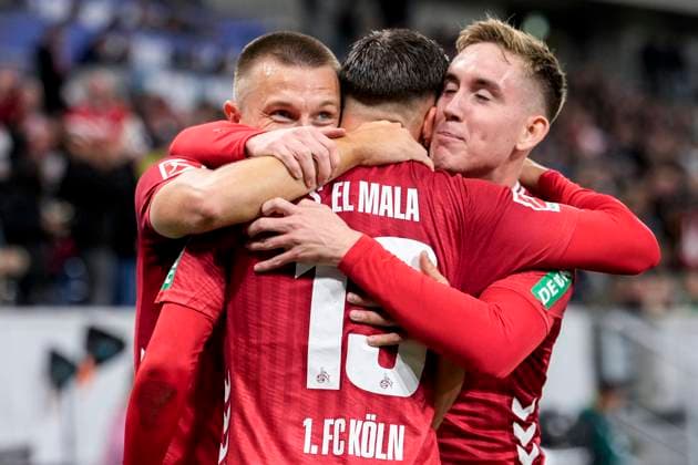 Spieler vom 1. FC Köln, jubeln über das Tor zum 0:1, Jubel, Torjubel, Torerfolg, celebrate the goal, goal, celebration, jubelt ueber das Tor, Freuen, Freude, freut sich, optimistisch, positiv, Spielszene, Highlight, Action, Aktion, 03.10.2025, Sinsheim (Deutschland), Fussball, Bundesliga, TSG 1899 Hoffenheim - 1. FC Köln, DFB DFL REGULATIONS PROHIBIT ANY USE OF PHOTOGRAPHS AS IMAGE SEQUENCES AND OR QUASI-VIDEO.